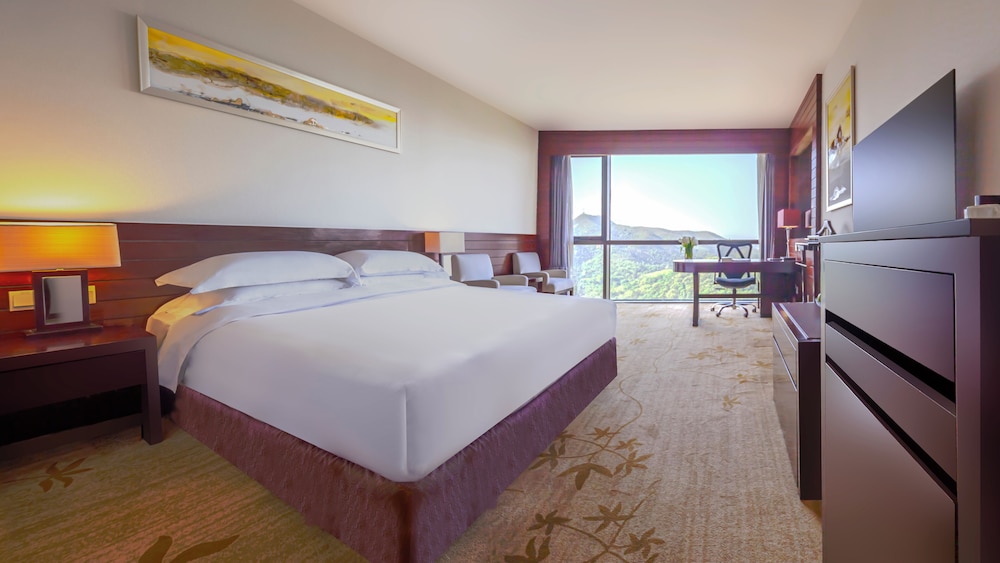 Executive Deluxe Room 1 King Bed - Photo 1