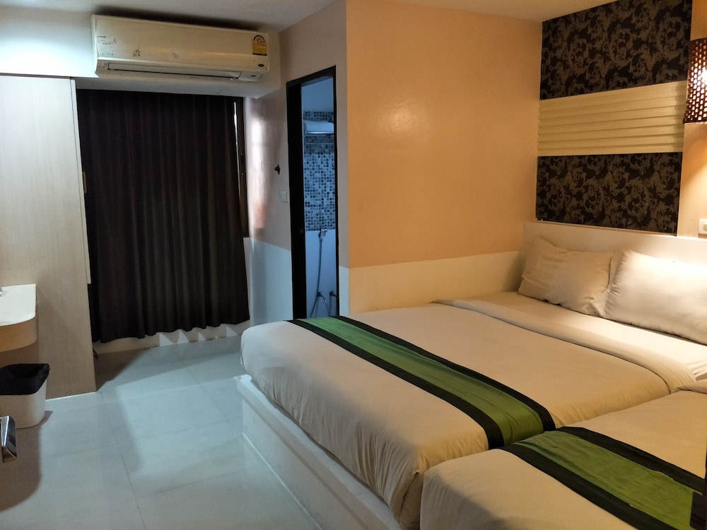 Economy Triple Room photo 2