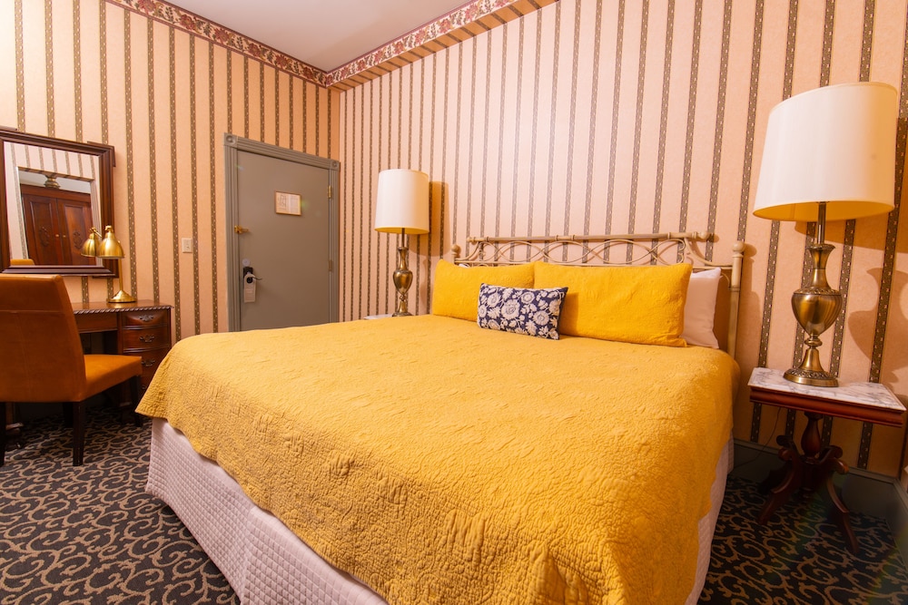 Premier Lafayette Suite #11, King Bed with Daybed, First Floor photo 2