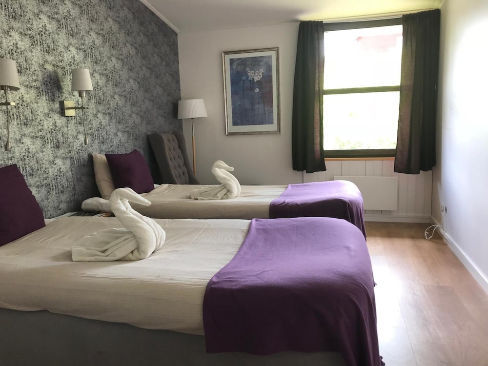 Twin Room, Multiple Beds, Lake View photo 3
