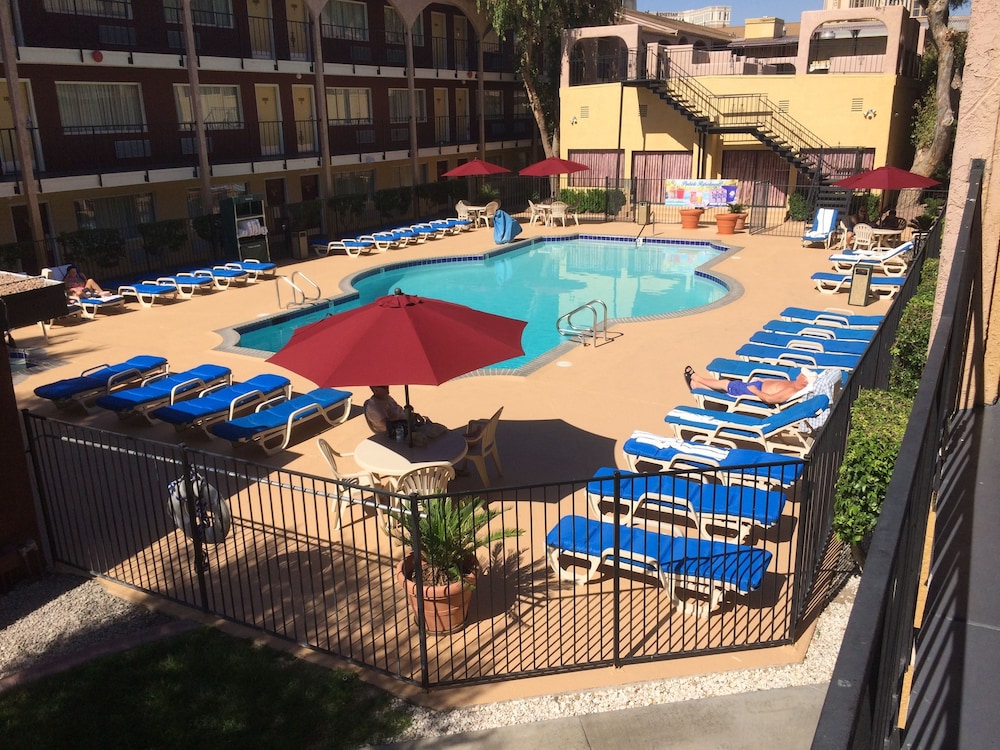Standard Room, 2 Queen Beds, Non Smoking, Pool View - Photo 4