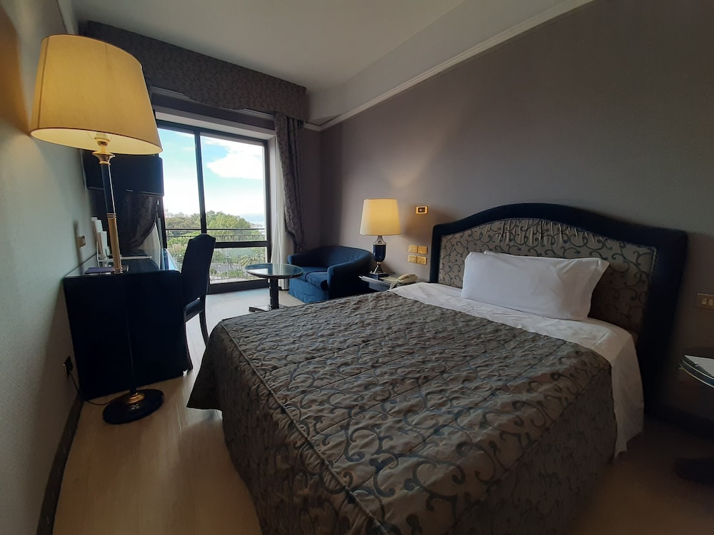Classic Double Room, 1 Large Twin Bed, Sea View