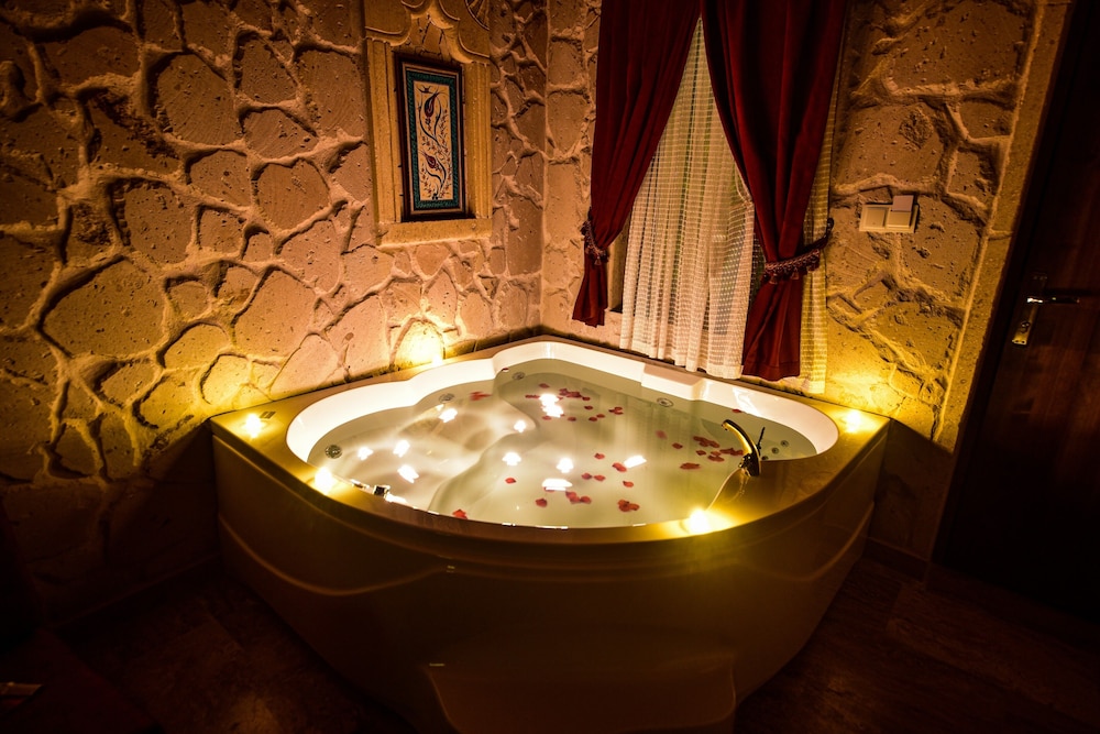 Honeymoon Room, Jetted Tub, City View - Photo 12
