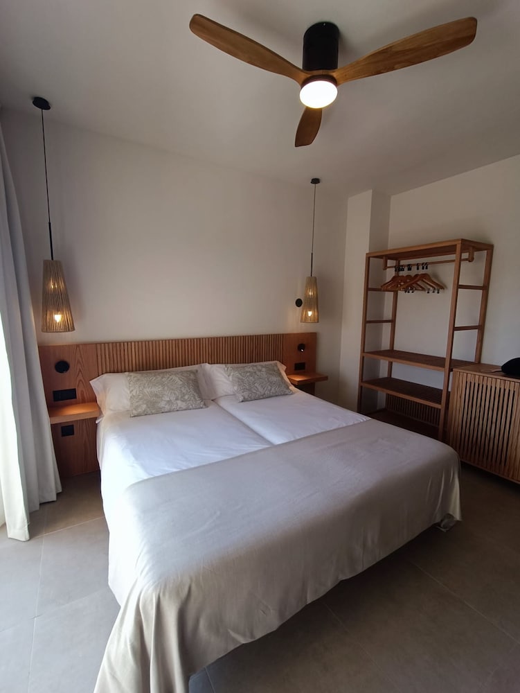 Superior Double Room, Balcony, Sea View - Photo 12