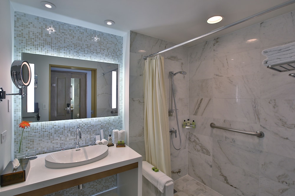 Classic Room, 1 King Bed, Accessible - Photo 9