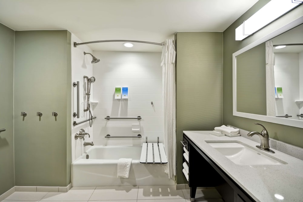 Suite, 1 King Bed, Accessible, Bathtub photo 2