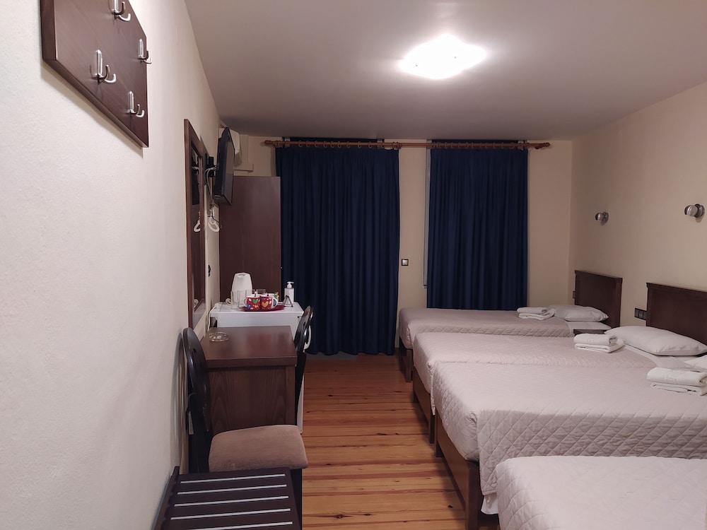 Quadruple Room, City View photo 2