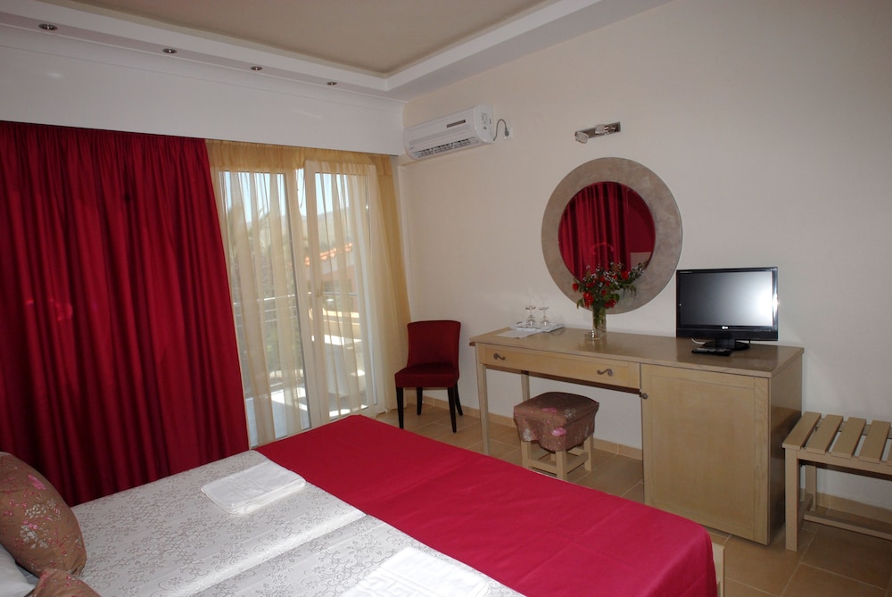 Superior Double Room, Sea View, Poolside photo 2