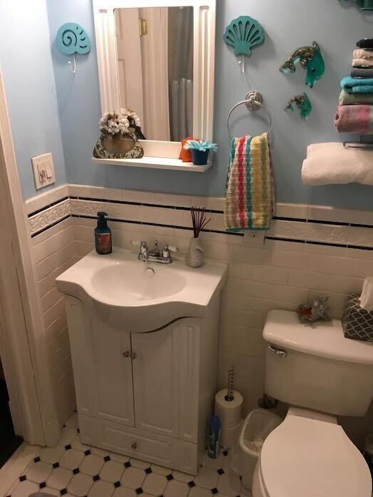 Bronze Room - Shared Bath photo 3