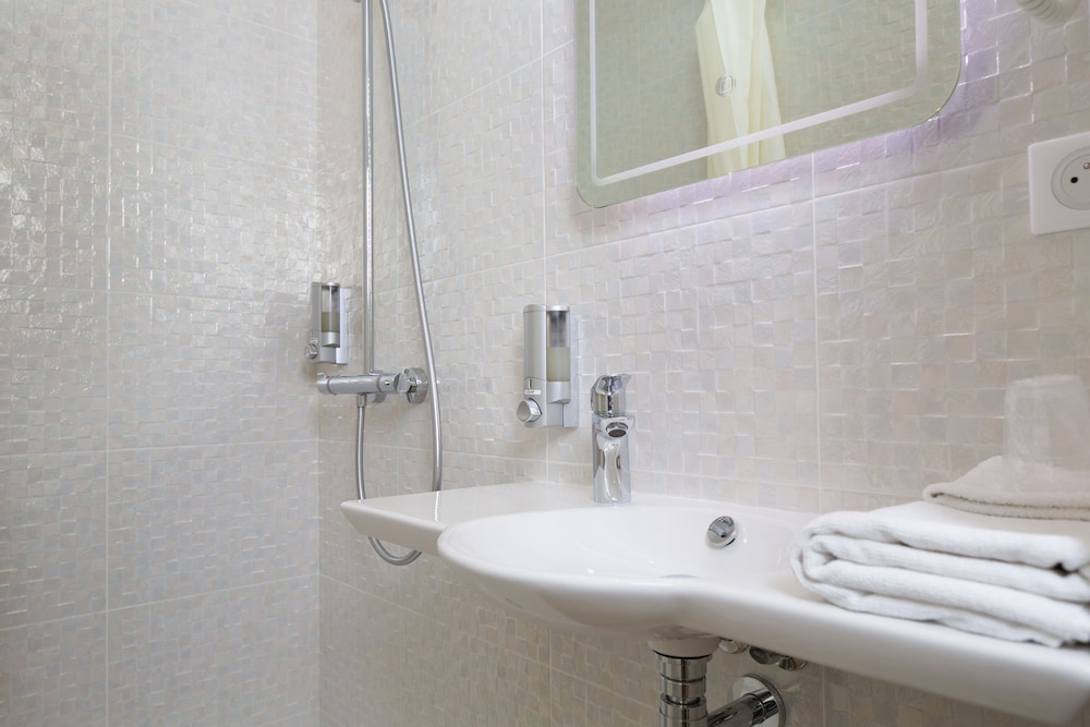 Standard Double Room - Photo 6