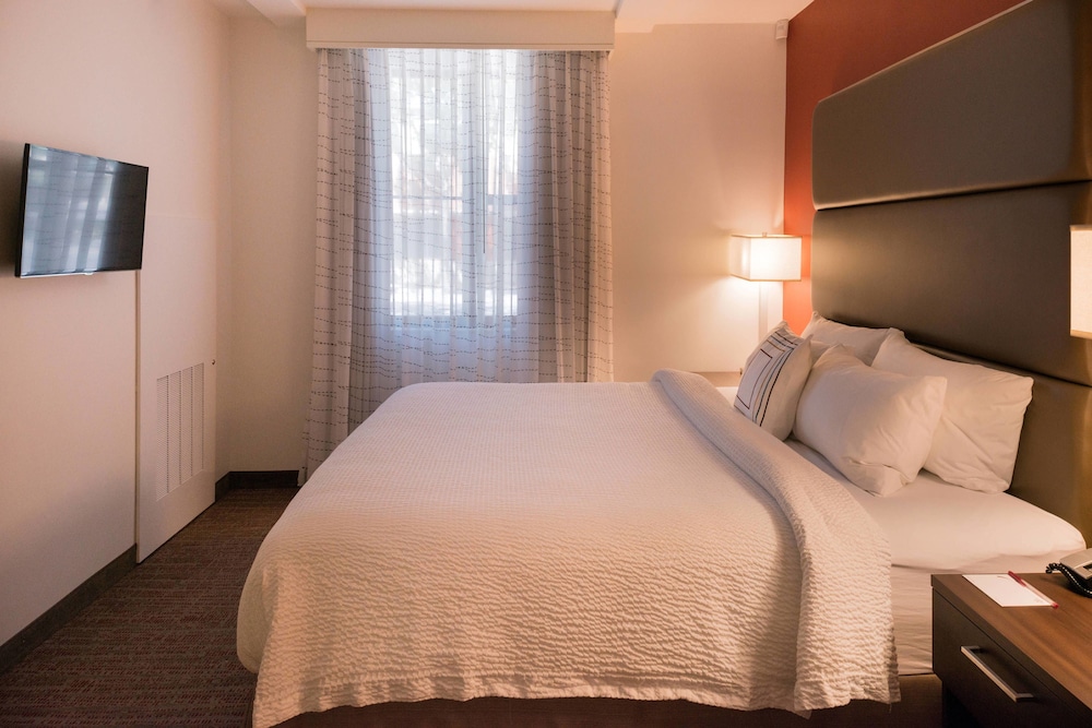 Suite, 1 Bedroom (Mobility/Hearing Access, Roll-In Shwr) photo 1