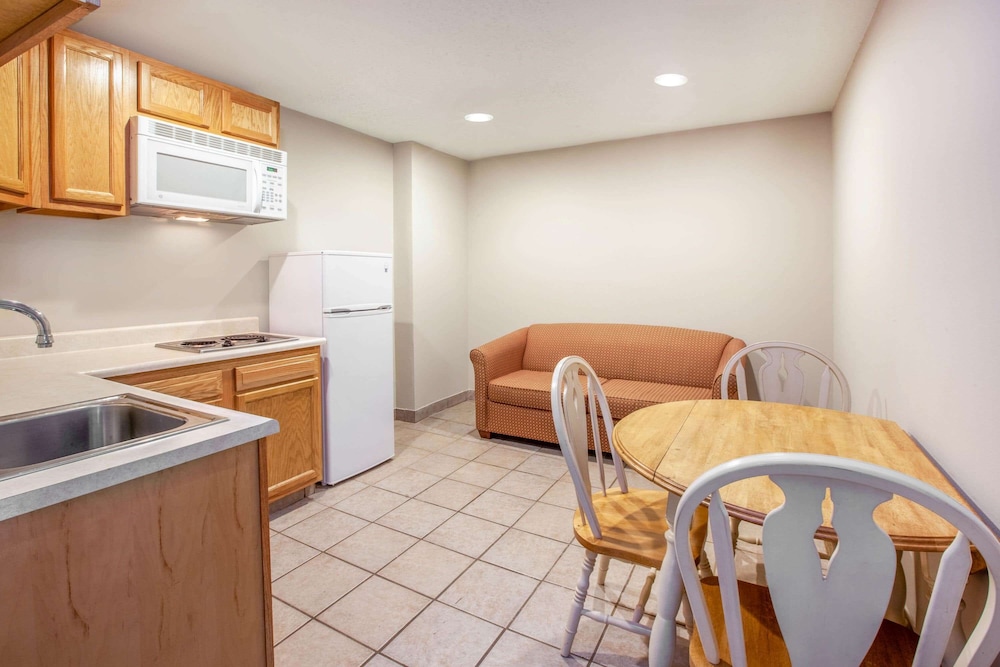 Economy Suite, 2 Queen Beds, Kitchenette - Photo 1