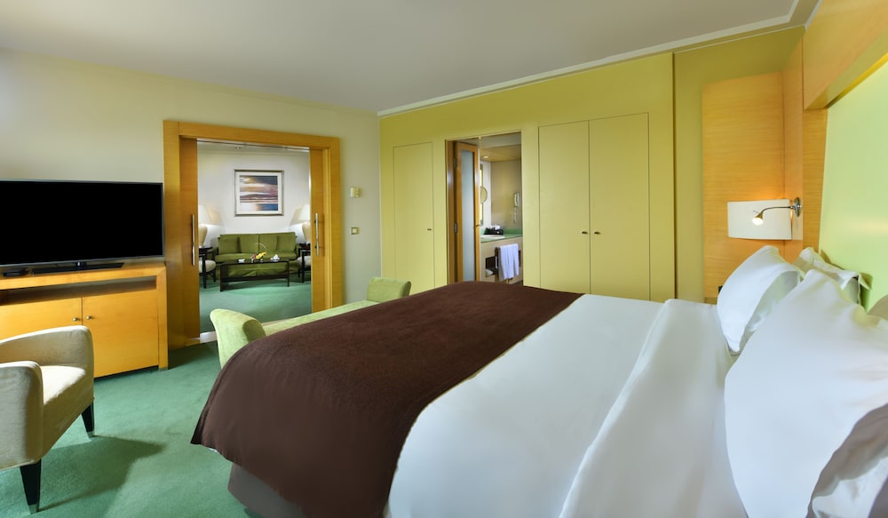 Junior Suite, 1 King Bed (Partial Nile View)