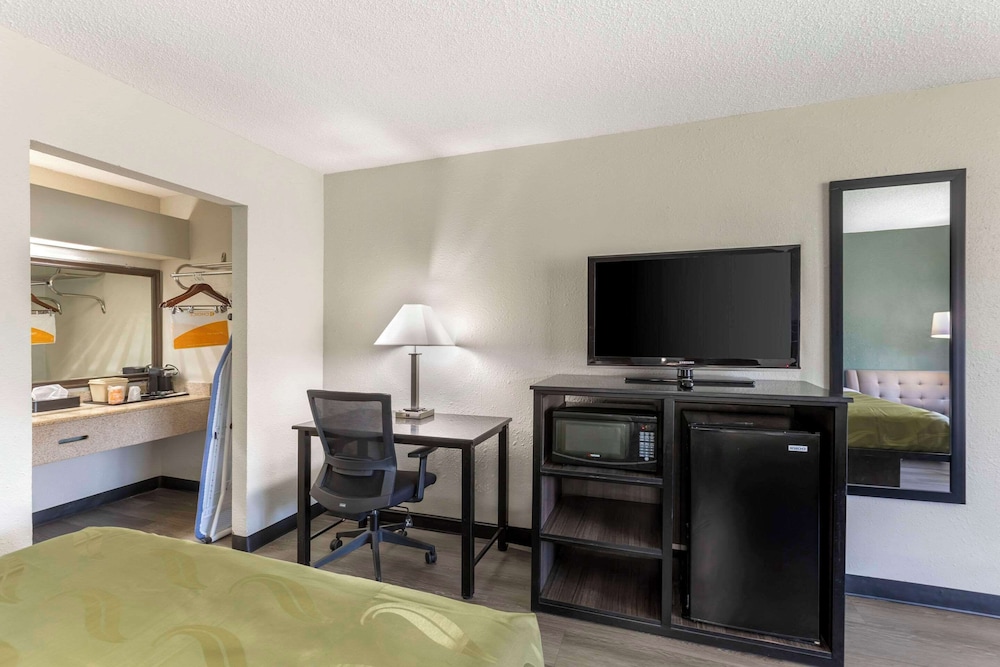 Room, 1 King Bed, Accessible, Non Smoking - Photo 2