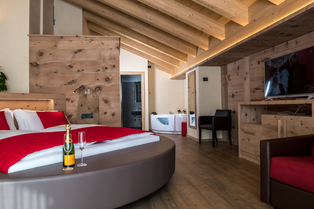 Junior Suite, Jetted Tub, Mountain View photo 3