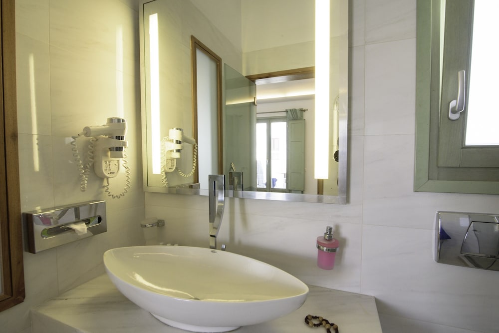 Honeymoon Suite, Jetted Tub - Photo 15