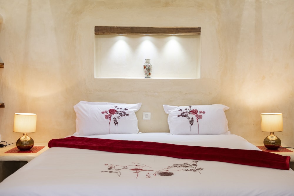 Deluxe Double Room, 1 Bedroom, Pool Access photo 2