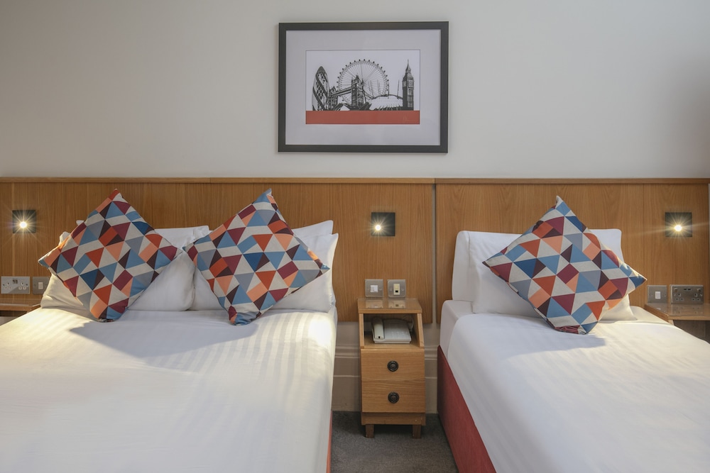 Standard Room, Multiple Beds, Non Smoking photo 3