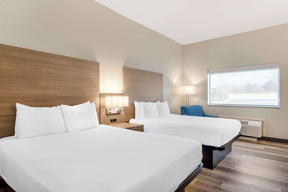 Standard Room, 2 Queen Beds, Non Smoking, Refrigerator & Microwave photo 1