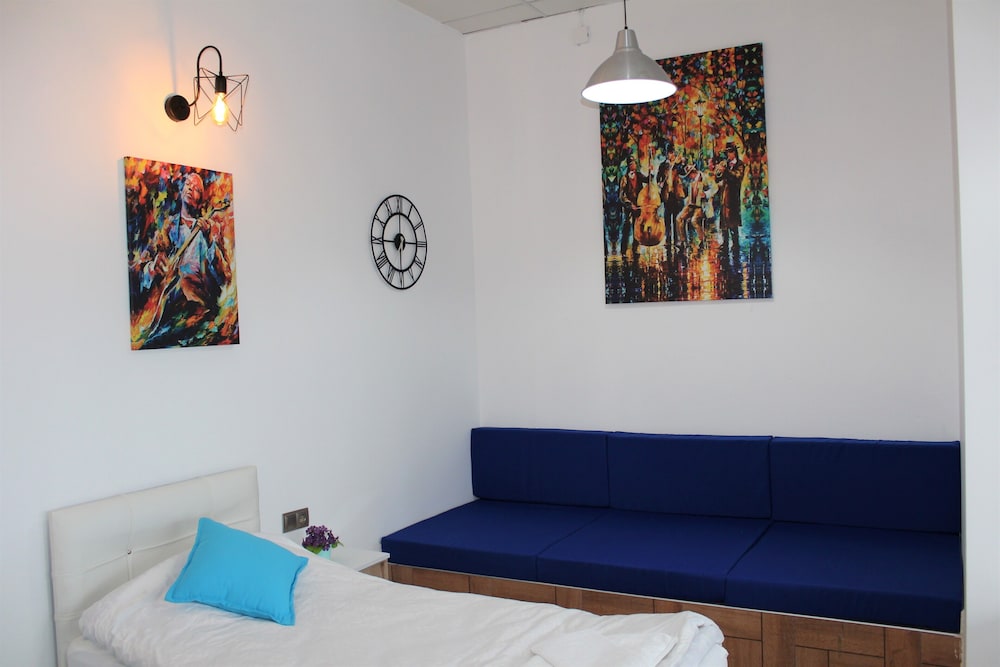 Economy Triple Room, 1 Bedroom, Non Smoking, Partial Sea View photo 3