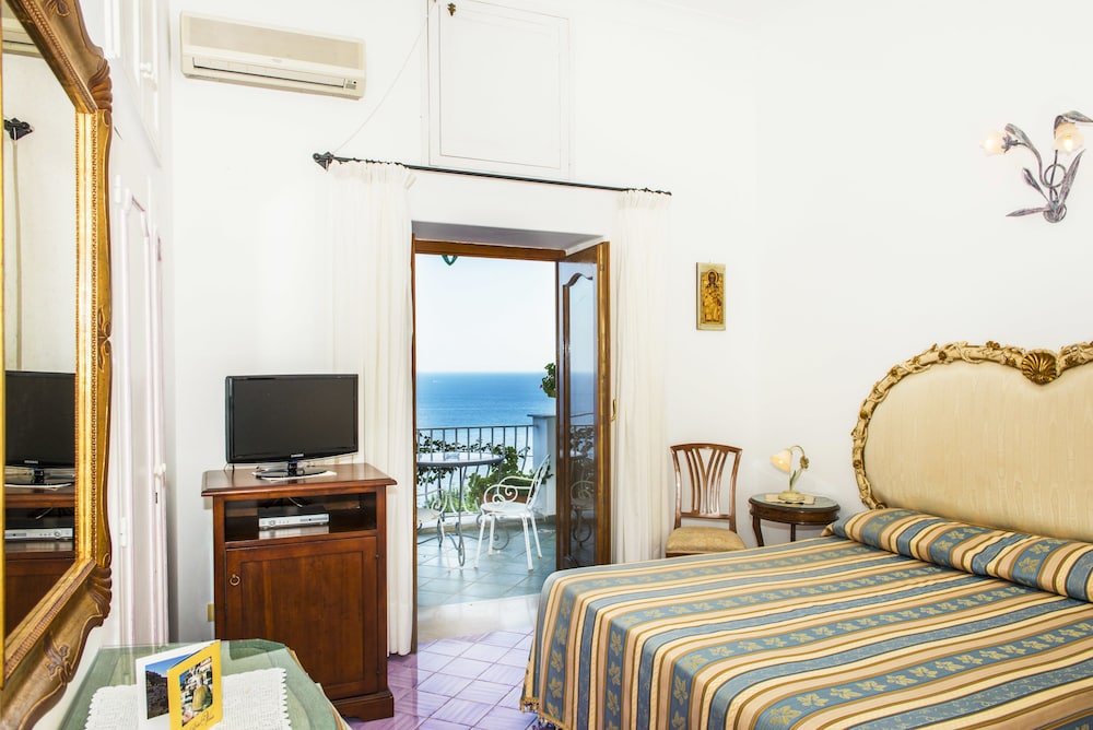 Standard Double Room, Balcony, Partial Sea View photo 2