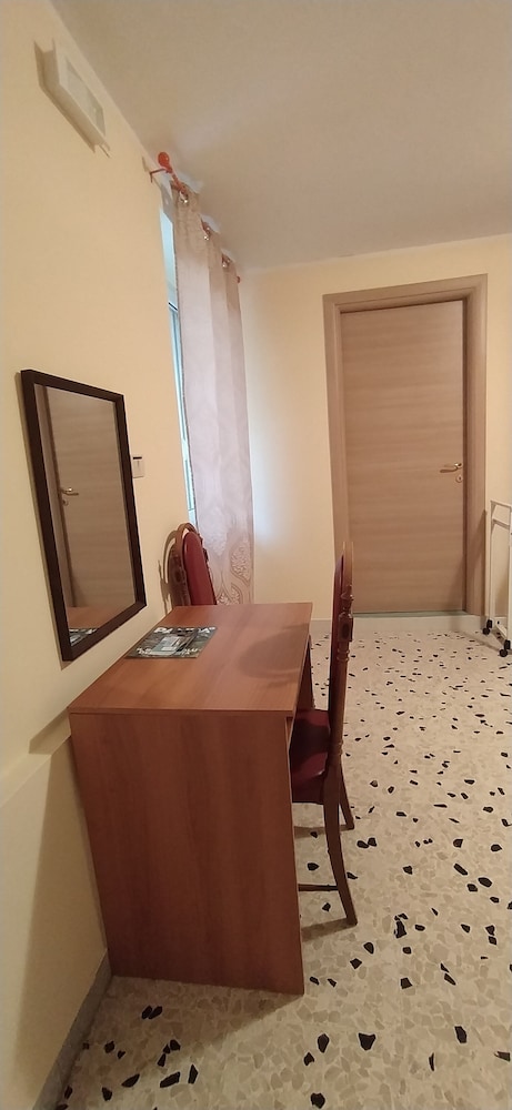 Suite, 1 Bedroom, Kitchen, Ground Floor photo 2