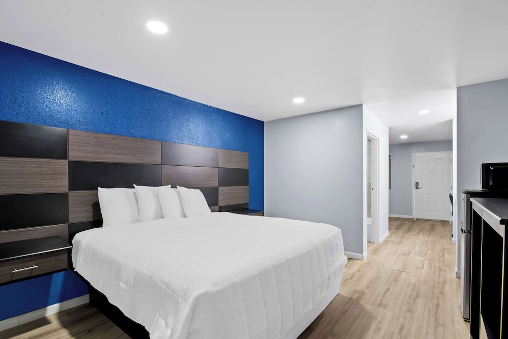 Suite, 1 King Bed, Non Smoking (Deluxe) - Photo 4
