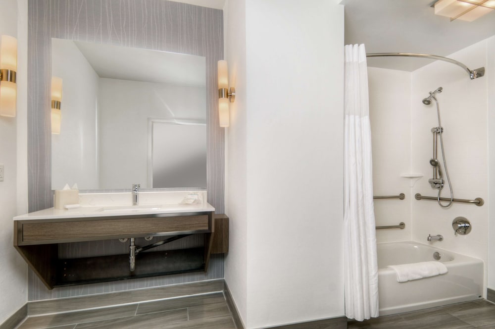 Room, 2 Queen Beds, Accessible (Roll-In Shower) - Photo 5