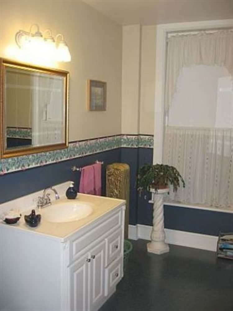 Room (Oatman room - shared bathroom) photo 3