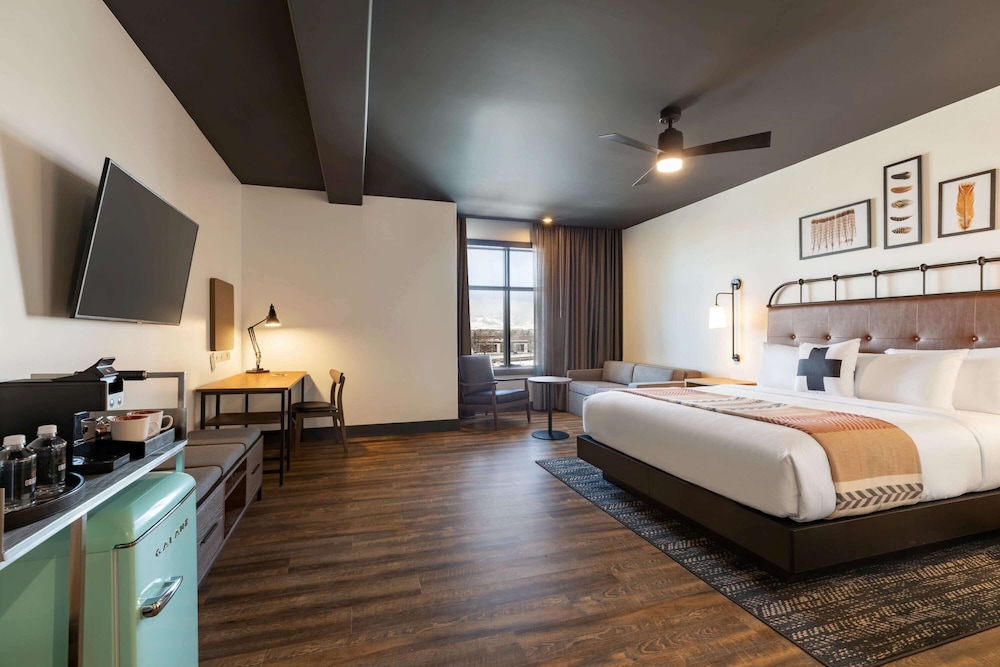 Deluxe Suite, 1 King Bed, Accessible, Non Smoking (Mobility) - Photo 4