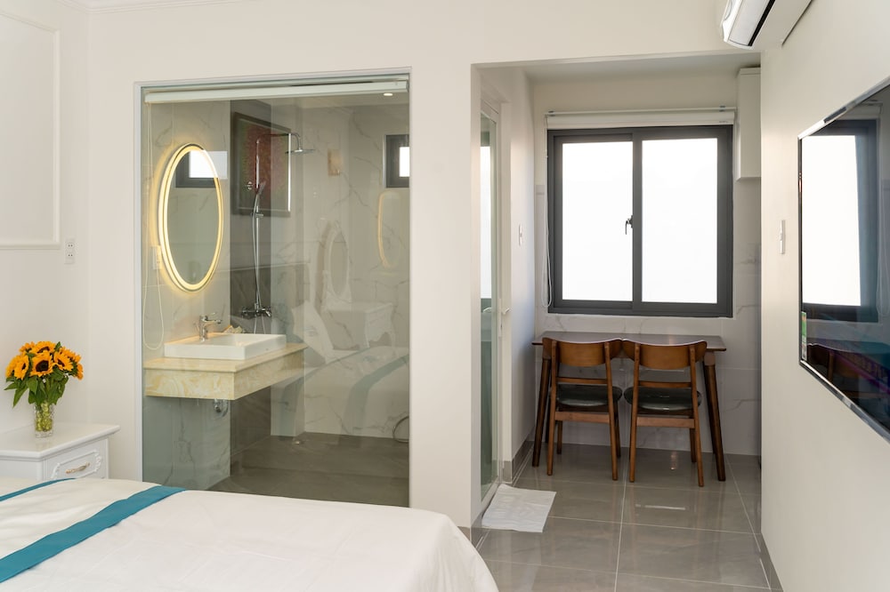 Suite with Bathtub - Photo 3