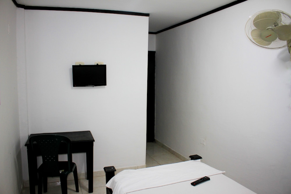 Economy Single Room, 1 Large Twin Bed, Non Smoking photo 3