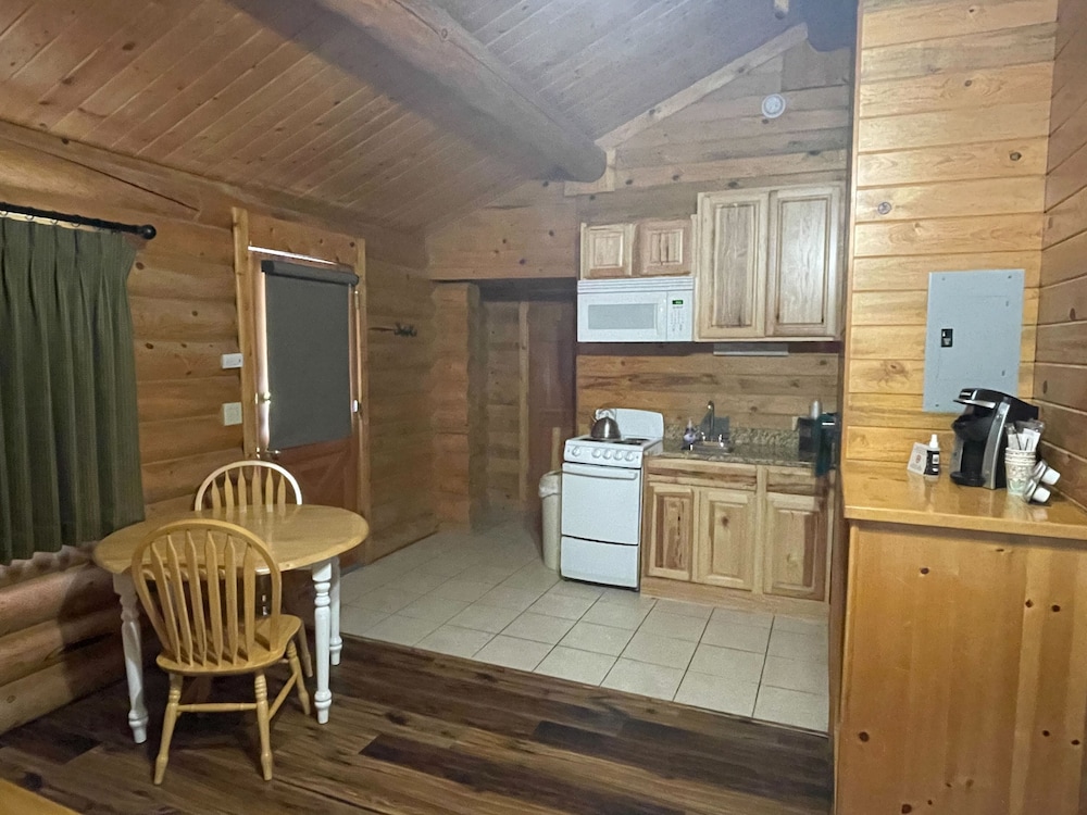 Deluxe One Room Cabin w/ Kitchenette - Photo 2