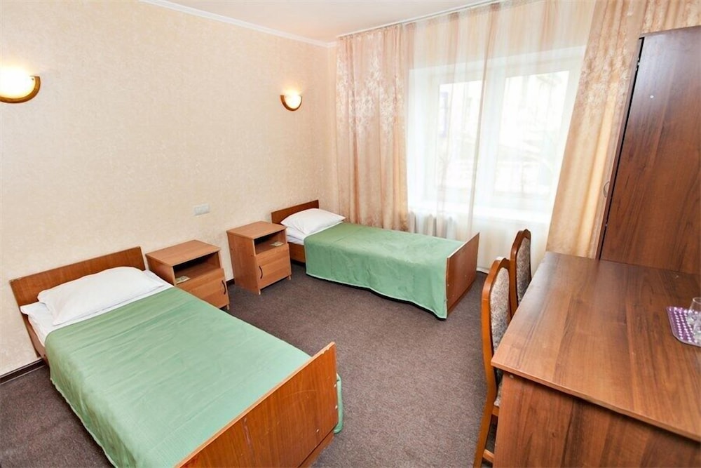 Renovated Economy room with 2 single beds, shared bathroom photo 3