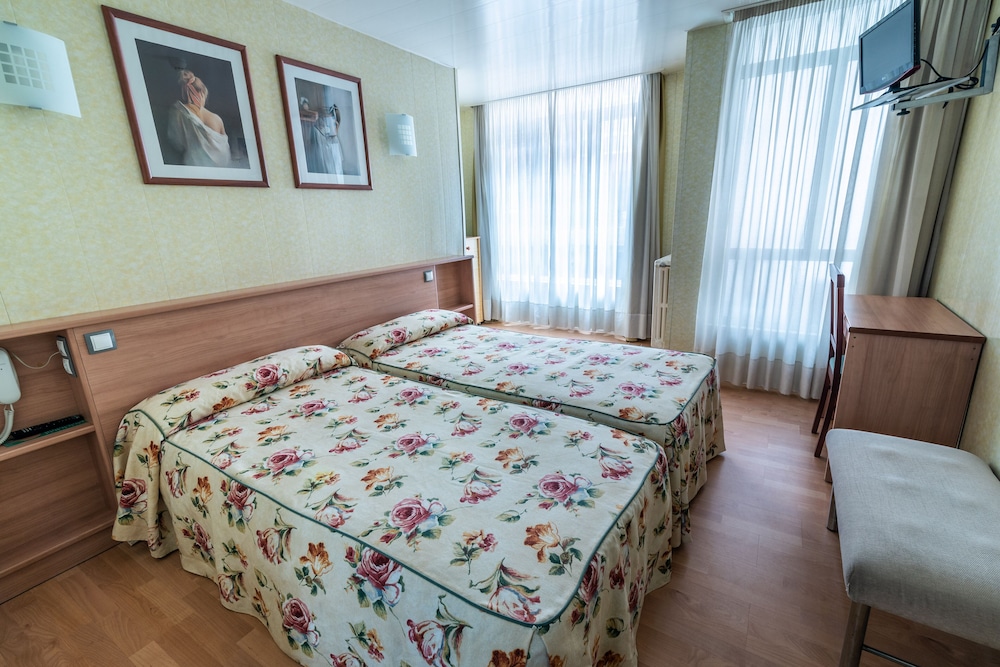Economy Twin Room photo 3