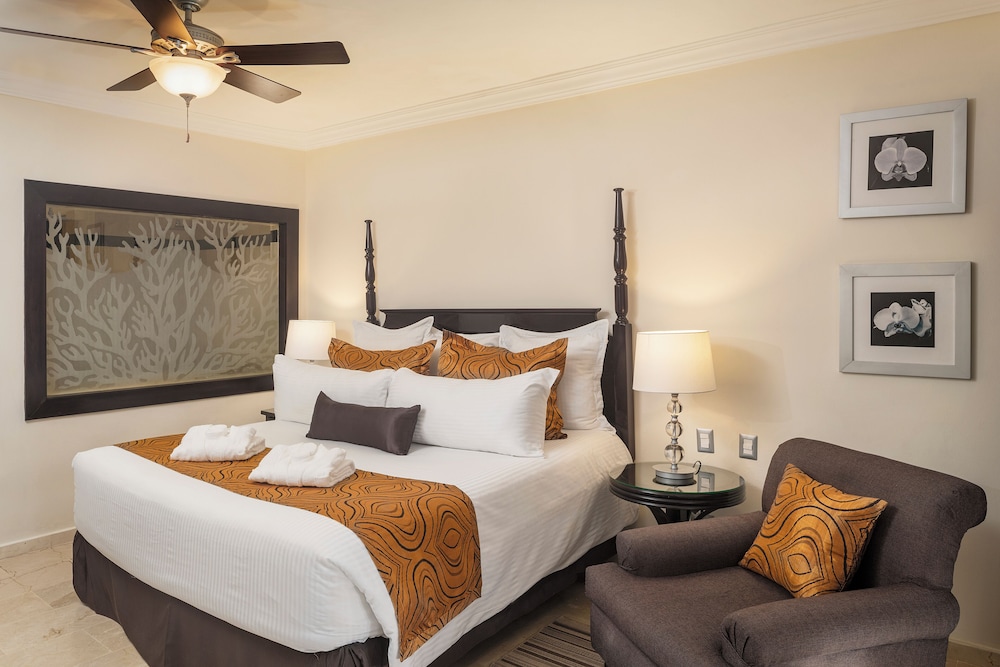 Deluxe Room, 1 King Bed (Club Tropical)