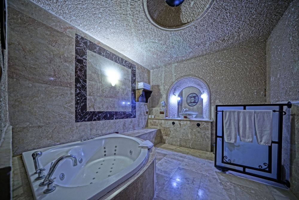 Premium King Cave Suite photo 3