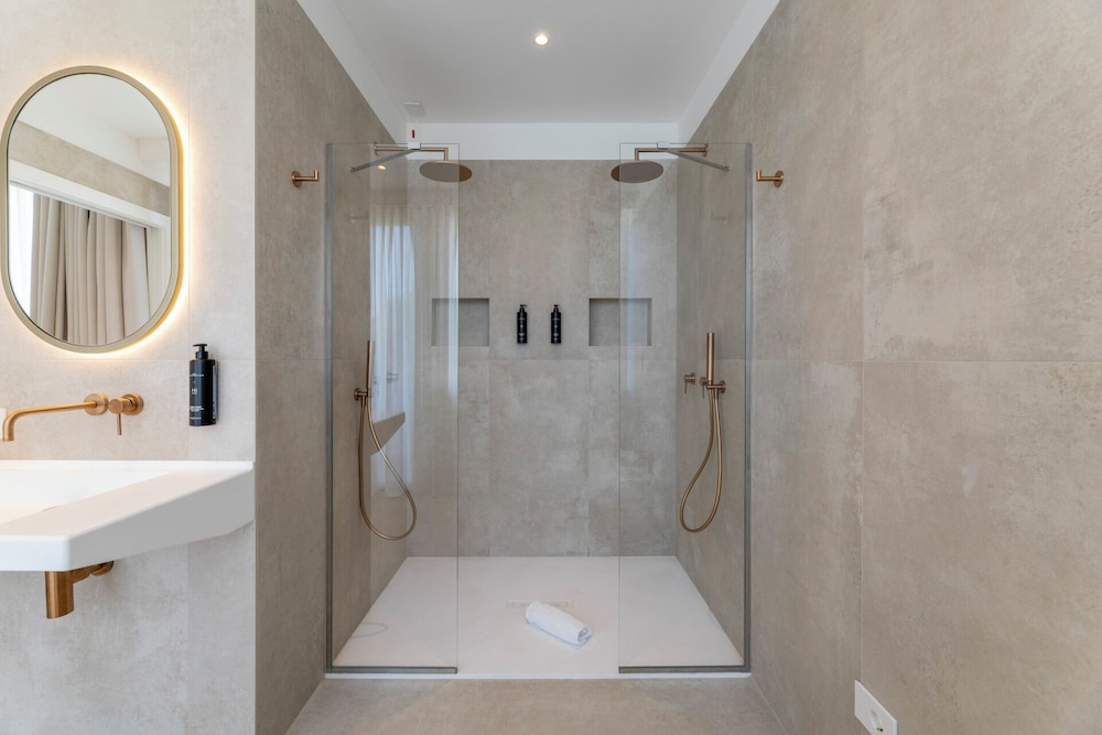 Premium Suite, Hot Tub, Lake View - Photo 11