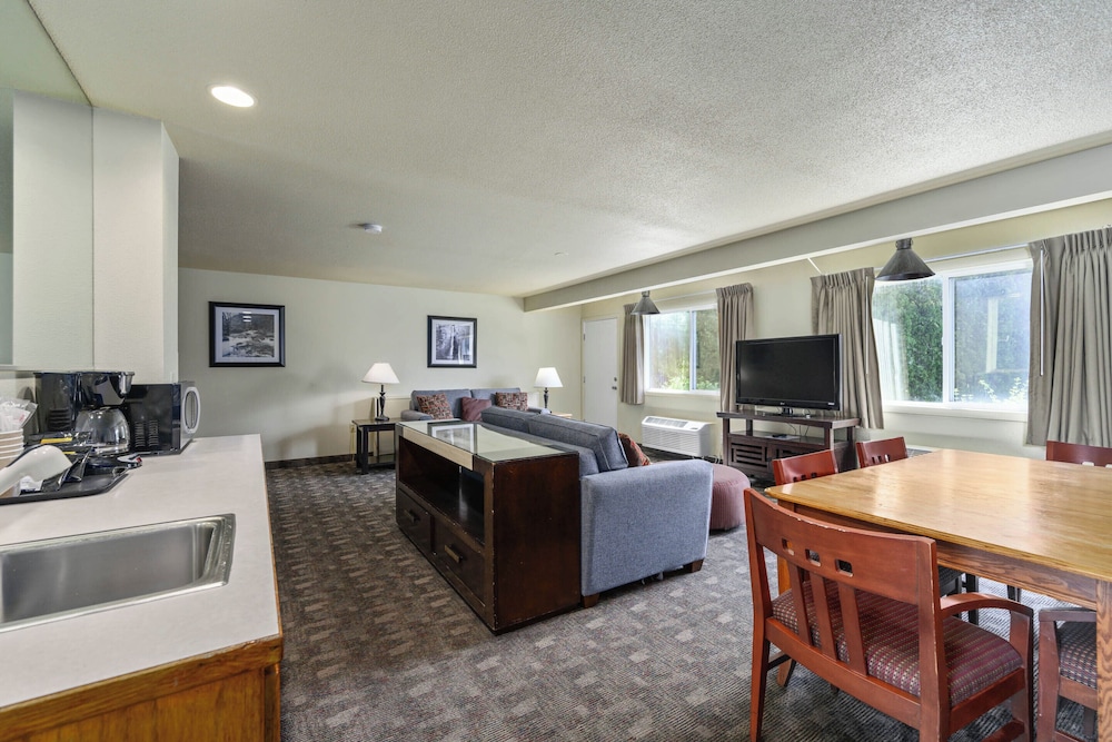 Family Triple Room, Non Smoking, Courtyard View, photo 6