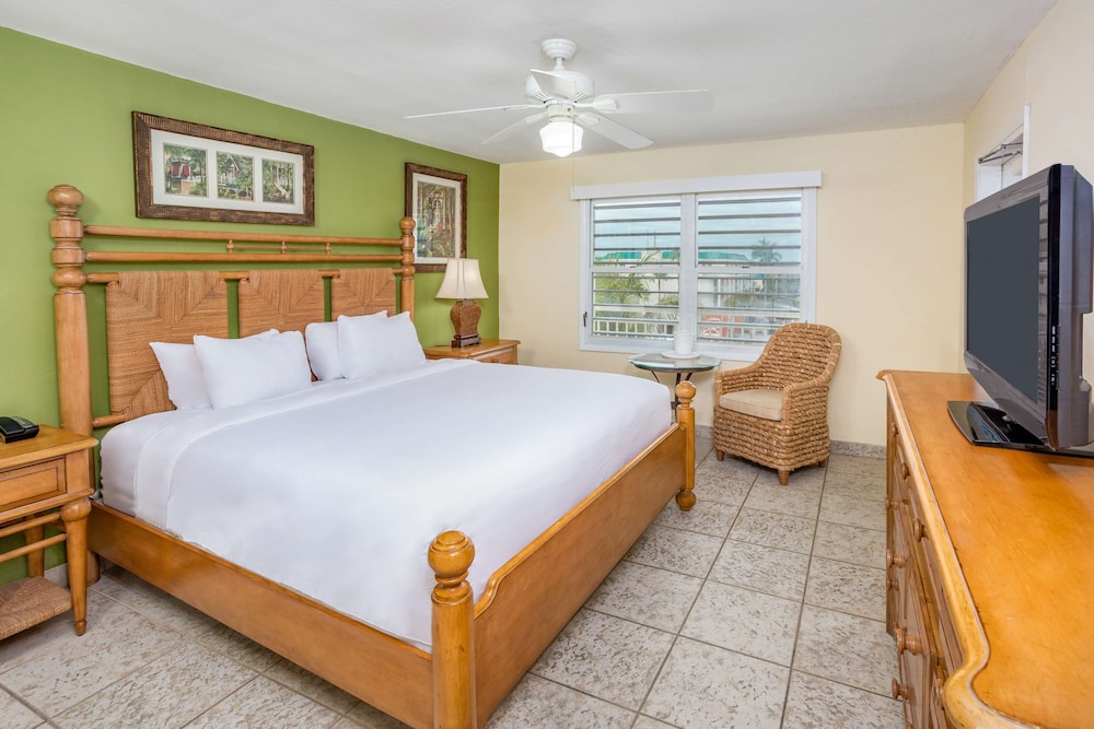 Suite, 1 Bedroom, Marina View - Photo 1