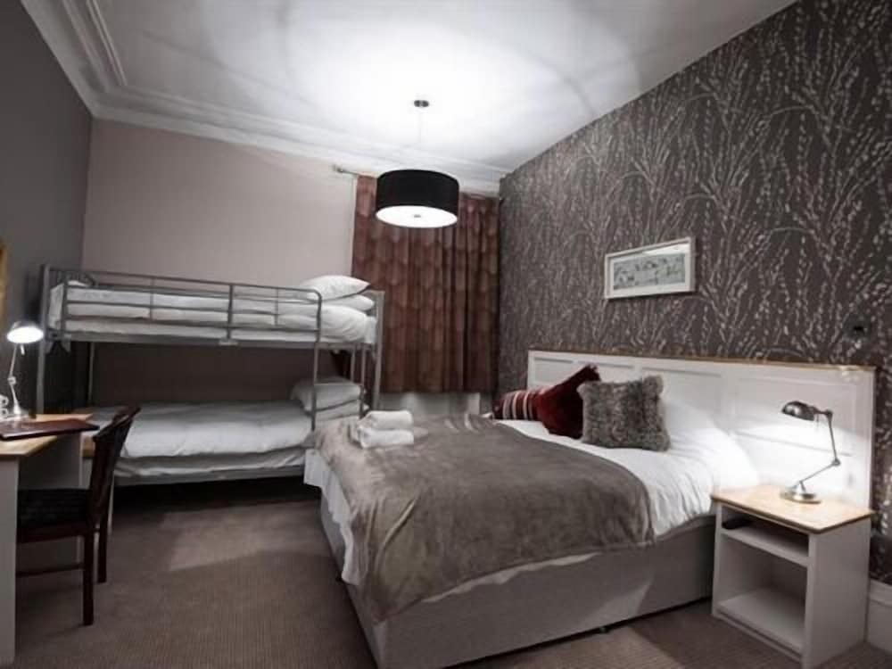 Suite, Ensuite photo 2