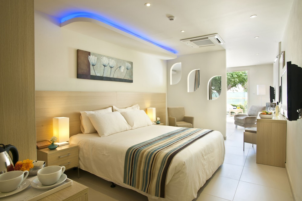 Suite Familiar con Acceso Directo a la Piscina y Vista Lateral al Mar