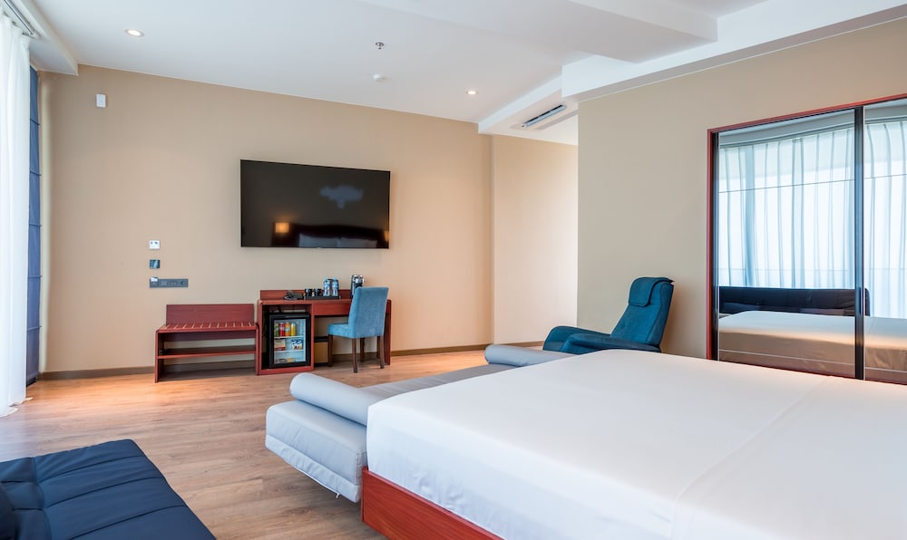 Premier King Room - Photo 10