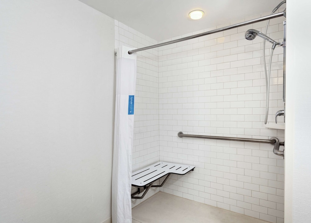Room, Accessible, Non Smoking - Photo 4