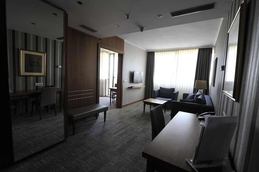 Standard Room, 2 Twin Beds (Stocked Minibar) - Photo 2