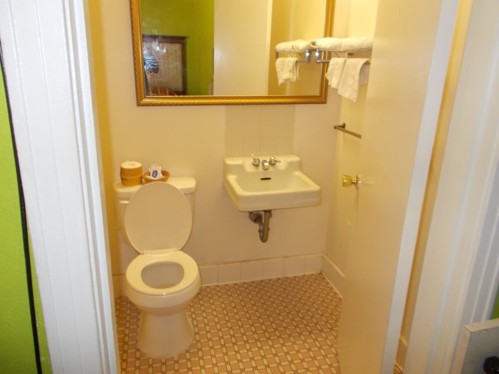 Standard Room, 2 Queen Beds, Smoking photo 2