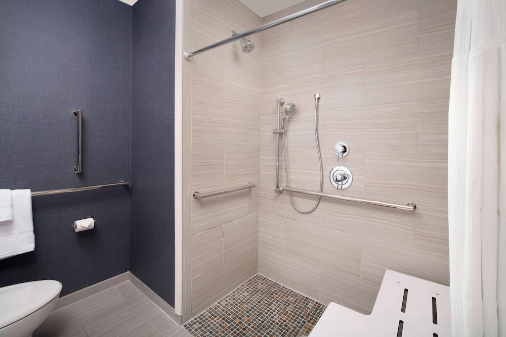 Suite, 1 Bedroom (Mobility/Hearing Access, Roll-In Shwr)