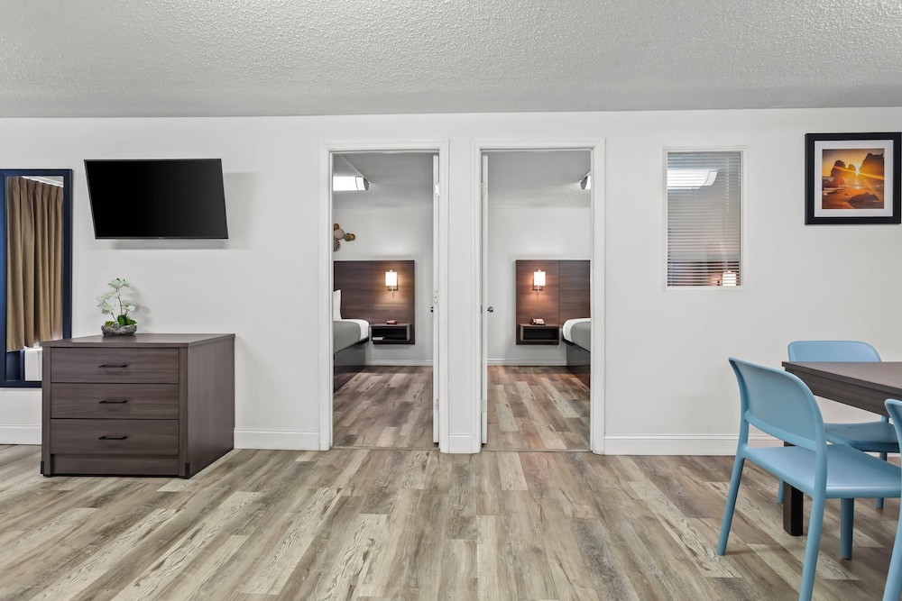 Suite, Multiple Beds, Non Smoking (Efficiency) - Photo 2