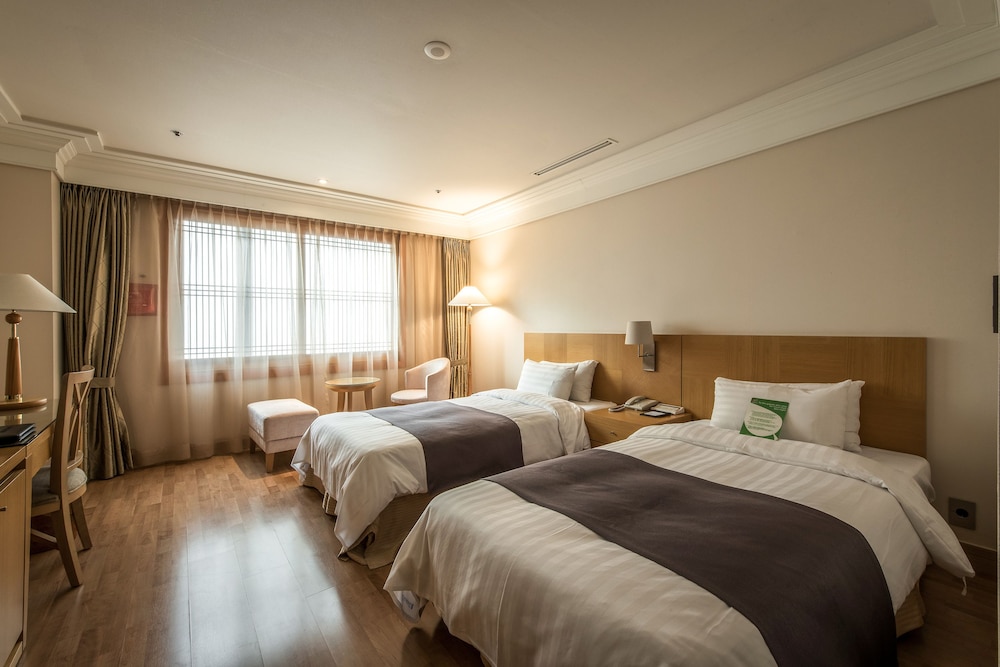 Deluxe Room, City View (C)