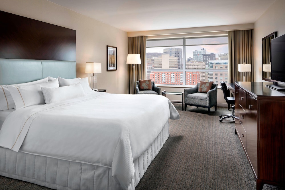 Deluxe Room, 1 King Bed, Corner - Photo 2